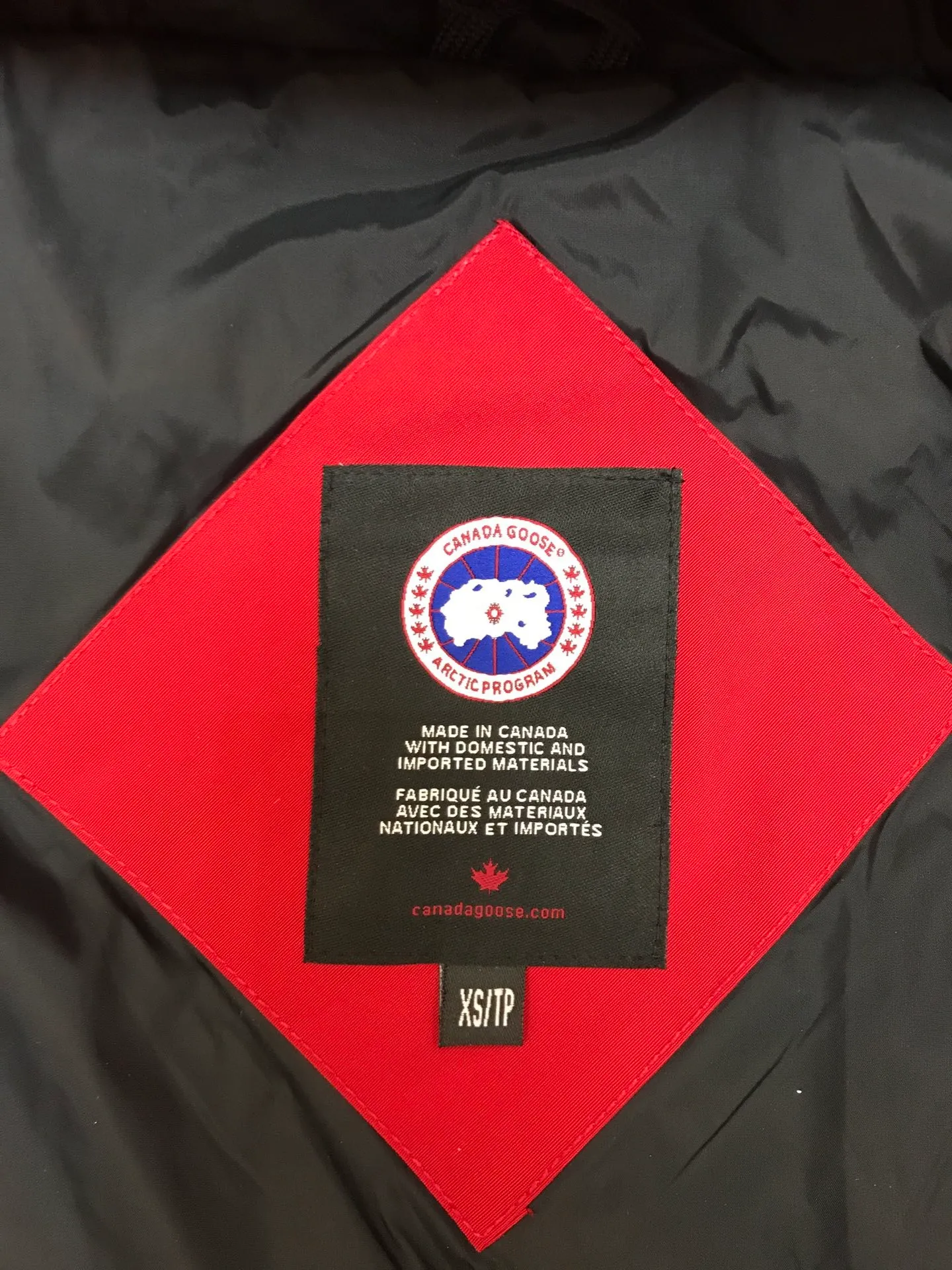 P660 counter quality 🇨🇦canada goose""🇨🇦millan parka 17 styles for men and women, short style without fur collar, chosen by Arctic and Antarctic expedition teams as winter wear, the Rolls Royce of down jackets. ➖ Industry-leading anti-counterfeiting chip sensing. ➖ Imported Behringer embroidery machines and customized embroidery labels, the highest level and industry leading. ➖ Imported Korean 21-count polyester-cotton blended original fabric, tc85 waterproof coating fabric, water-repellent, windproof and wear-resistant. ➖ The new national standard 80 white duck down is filled with an average of 520 grams of down. The amount of down filled is industry-leading. ➖ 100% nylon lon lining with double double-layer sealing design to prevent velvet running, seamless thread design on cuffs! ➖ Western Canadian Green Wolf Collar. ➖ Yoshida ykk provides original custom-made electroplated sliders. The ykk two-way lockable zipper is tight and smooth and does not peel off paint. ➖ 3m composite Velcro is durable, and all accessories and hardware are custom-made. Note: Our copywriting is only simple and clear. Instead of bragging about the copywriting, it is better to compare and understand with samples. Only for the purest, most focused, most professional, highest quality, and highest sex!
